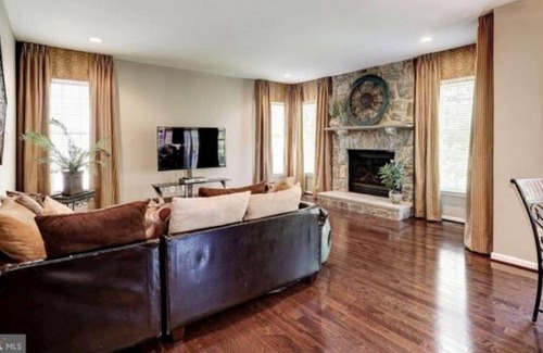 Chantilly House | Two Full Bed and Full Bath with walking closet in quite are