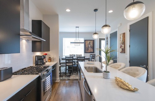 Nashville Villa | Two Gorgeous Houses🌟8 Ensuite🌟20 Beds🌟Downtown Views🌟Game Rooms🌟Parking