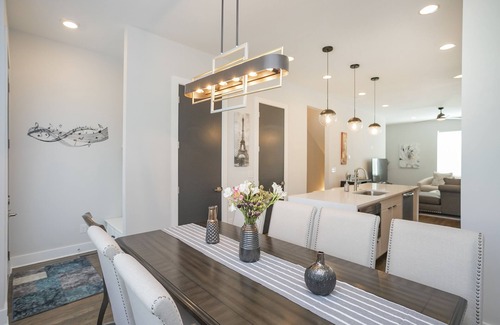 Nashville Villa | Two Gorgeous Houses🌟8 Ensuite🌟20 Beds🌟Downtown Views🌟Game Rooms🌟Parking