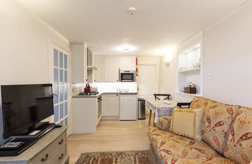 Shanklin Apartment | Two Hoots lower floor access via steps