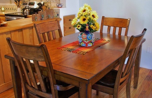 South Capitol House | Two King Master Suites! Enchanting Adobe on Quiet Cul-De-Sac. Walk to the Plaza!
