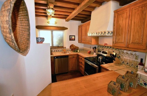 South Capitol House | Two King Master Suites! Enchanting Adobe on Quiet Cul-De-Sac. Walk to the Plaza!