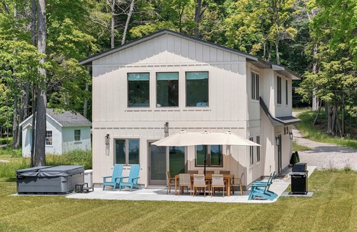 Empire House | Two Lake Front Cottages! Dune View and Little Glen Cottage - Dog Friendly with T