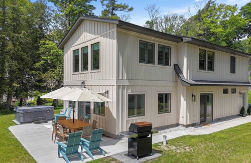 Empire House | Two Lake Front Cottages! Dune View and Little Glen Cottage - Dog Friendly with T