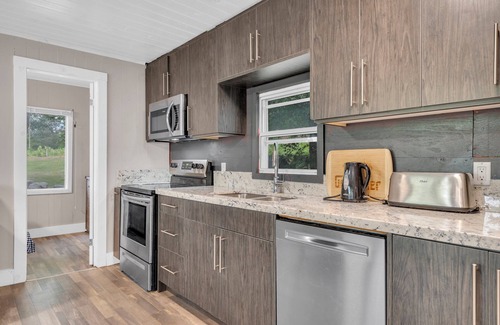 Centre Hastings Cottage | Two Lakefront Cottages with Firepits & Large Docknn