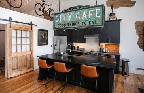 Downtown Apartment | Two Lanes Guesthouse - Historic Downtown Loft Apartment 45 miles S of Nashville