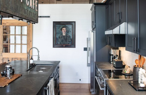 Downtown Apartment | Two Lanes Guesthouse - Historic Downtown Loft Apartment 45 miles S of Nashville