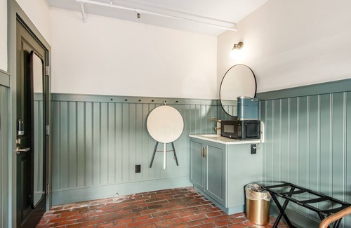 Poulsbo House | Two lavish rooms at Hotel Scandi with living area & walkable locale
