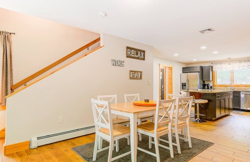 Bartlett House | Two-level Townhome with Gas Fireplace, Deck, and Grill - Amazing Location