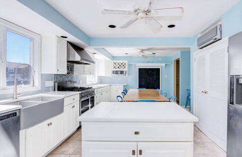 A-Zone House | TWO LIVING SPACES! BAYSIDE & CLOSE TO THE BEACH, GAME ROOM & BAR!