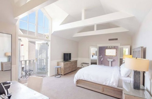 Santa Rosa Hotel | Two Luxurious Junior Suite with Elegant Furnishings Near Sonoma Wineries