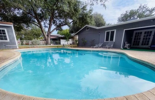 Pecan Valley House | *Two Master Bedrooms* Two Kitchens