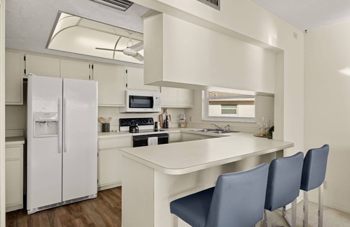 Royal Harbor Condo | Two miles from the vibrant 5th Avenue!