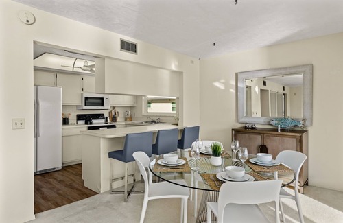 Royal Harbor Condo | Two miles from the vibrant 5th Avenue!