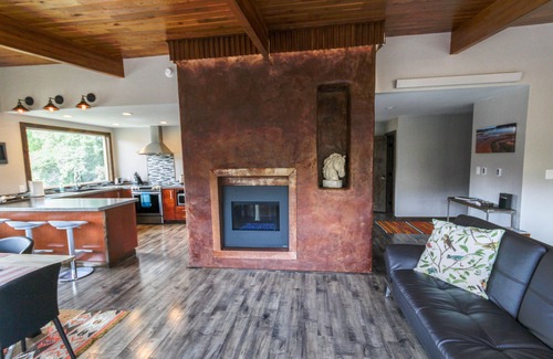 Gardiner House | Two minutes from Yellowstone Park Gate. 30ft. deck w/BBQ overlooking the river.