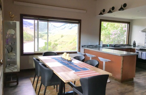 Gardiner House | Two minutes from Yellowstone Park Gate. 30ft. deck w/BBQ overlooking the river.