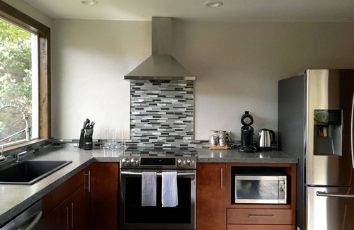 Gardiner House | Two minutes from Yellowstone Park Gate. 30ft. deck w/BBQ overlooking the river.