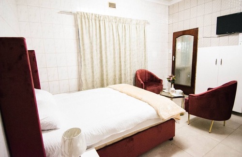 Greater Johannesburg Metropolitan Area Apartment | Two minutes to the Orlando stadium, Family sized Bed easy access to theme parks.