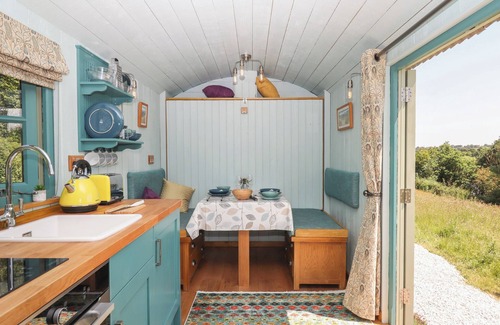 Hittisleigh Cottage | TWO MOORS SHEPHERDS HUT, pet friendly, with hot tub in Hittisleigh