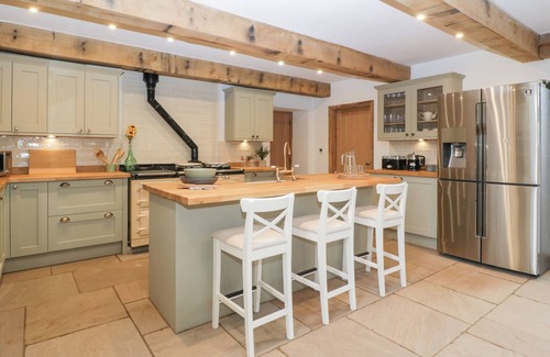 Ross-on-Wye Cottage | TWO PARKS BARN, with open fire in Ross-On-Wye