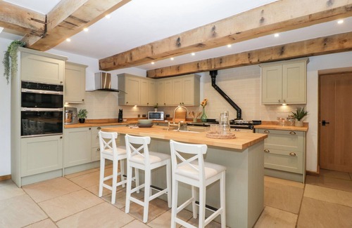 Ross-on-Wye Cottage | TWO PARKS BARN, with open fire in Ross-On-Wye