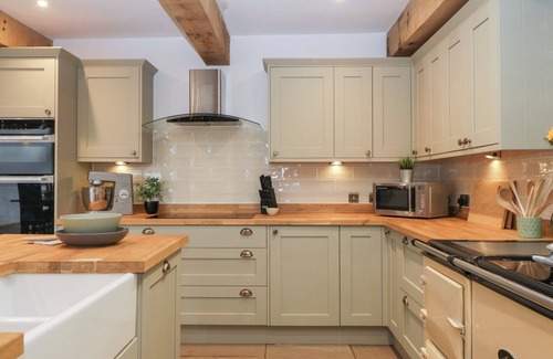 Ross-on-Wye Cottage | TWO PARKS BARN, with open fire in Ross-On-Wye