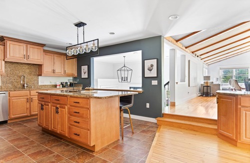 Johnson House | Two ponds, hot tub, sauna, 18 acres!
