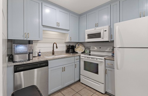 Demere Park Condo | Two Pools-Corner Unit-Newly Renovated in Ocean Walk