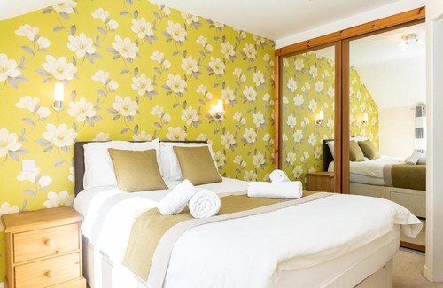 Brockworth House | Two Pound Cottage by Cliftonvalley Apartments