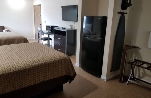 Bay City House | Two Queen Non-Smoking Room, Scottish Inns and Suites Bay City TX, Free Parking