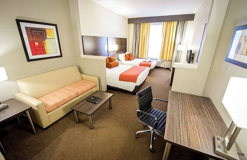 Orlando Hotel | Two Relaxing Rooms with & Outdoor Pool | Free Parking, Near Universal Studios