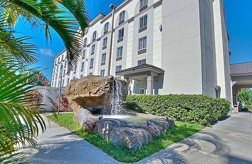 Orlando Hotel | Two Relaxing Rooms with & Outdoor Pool | Free Parking, Near Universal Studios