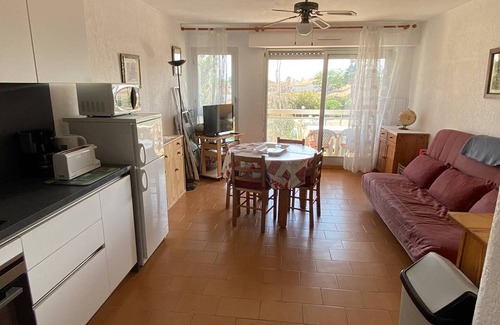 Le Port Apartment | Two-room apartment with balcony, BBQ and parking near the beach