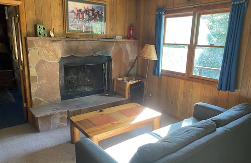 Lyons Cabin | Two story cabin located in Peaceful Valley, close to national parks.