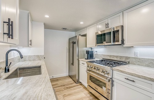 Bass Lake Condo | Two-story condo in gated community with patio, pool, hot tub - walk to Bass Lake