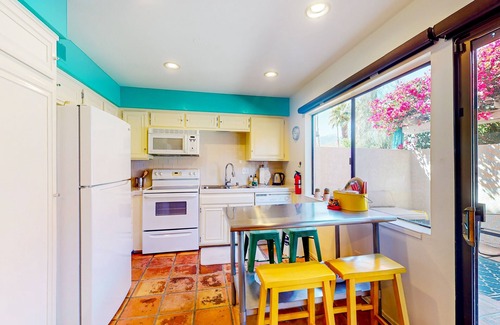 Palm Springs Condo | Two-story condo with mtn views, outdoor pool, tennis, & golf