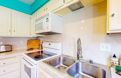 Palm Springs Condo | Two-story condo with mtn views, outdoor pool, tennis, & golf