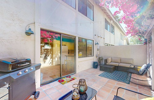 Palm Springs Condo | Two-story condo with mtn views, outdoor pool, tennis, & golf