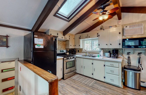Bartlett House | Two-story home w/guest suite, gas grill, & private washer/dryer - Dogs okay