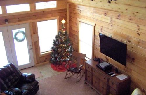 Steelville House | Two-Story Log Cabin Rental with a Hot Tub near Upper Meramec River, Missouri