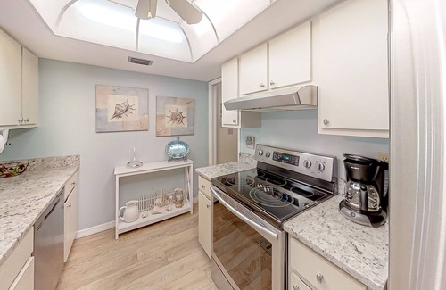 Pine Island Center House | Two-story townhouse with a sunroom, heated pool, hot tub, & tennis courts