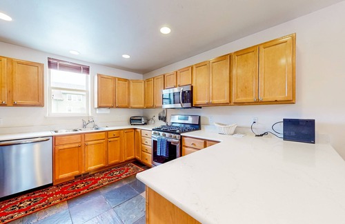 Basalt House | Two-story townhouse with balcony, grill, mountain & pond views, & streaming