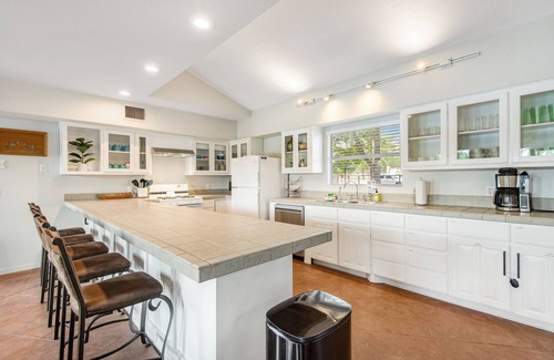 Buchanan Dam House | Two-story waterfront retreat with boat dock, two firepits & two kayaks