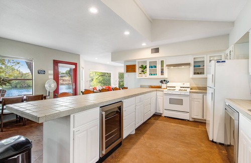 Buchanan Dam House | Two-story waterfront retreat with boat dock, two firepits & two kayaks