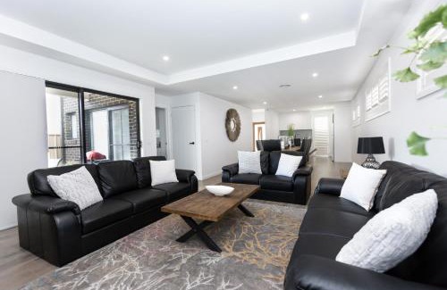 Wagga Wagga Apartment | TWO TEN Sleeps 10! Luxury CBD Accommodation