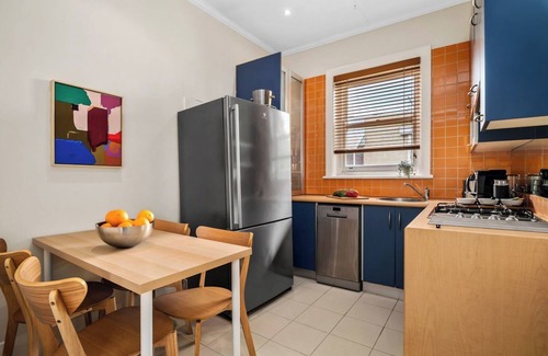 Albert Park Apartment | Two Terrific A+ Albert Park Apartments. 4BR. 2BTH.