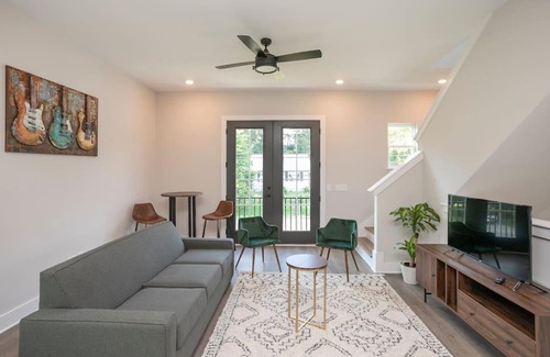 Nashville House | Two Townhome Combo w Parking 12 min to DT