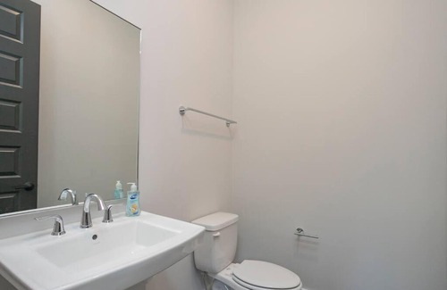 Nashville House | Two Townhome Combo w Parking 12 min to DT