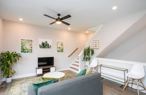 Nashville House | Two Townhome Combo w Parking 12 min to DT