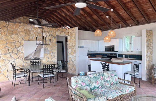 New Bight Villa | Two villas on a white sandy beach of Fernandez Bay